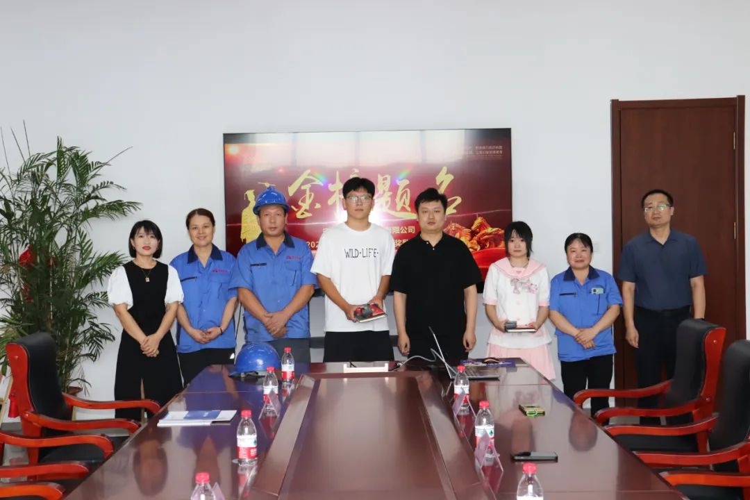 博陽(yáng)機(jī)械為升入高校的職工子女頒發(fā)升學(xué)獎(jiǎng)金及學(xué)習(xí)用品