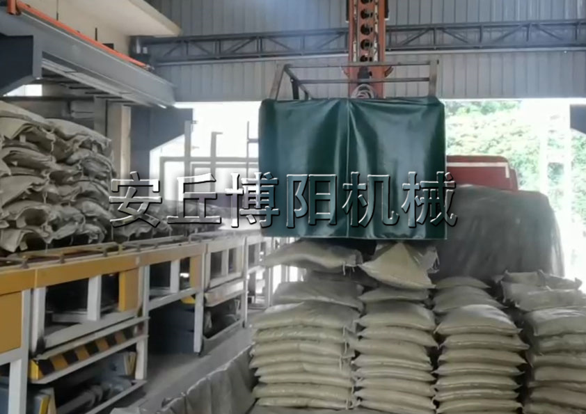 尿素顆粒機(jī)器人自動(dòng)裝車(chē)機(jī)解決了多個(gè)行業(yè)的裝車(chē)難題