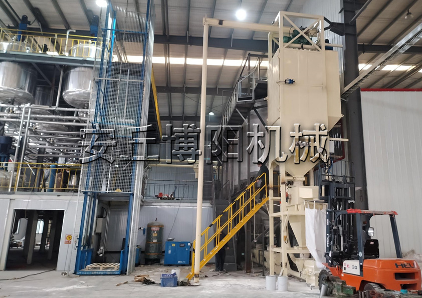 安丘博陽機(jī)械碳酸鈣噸袋拆包機(jī)是如何工作的呢？