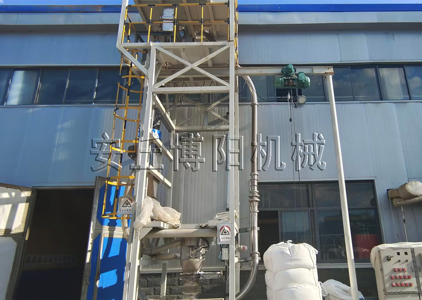 滑石粉噸袋拆袋機(jī)的配套設(shè)備有哪些呢？