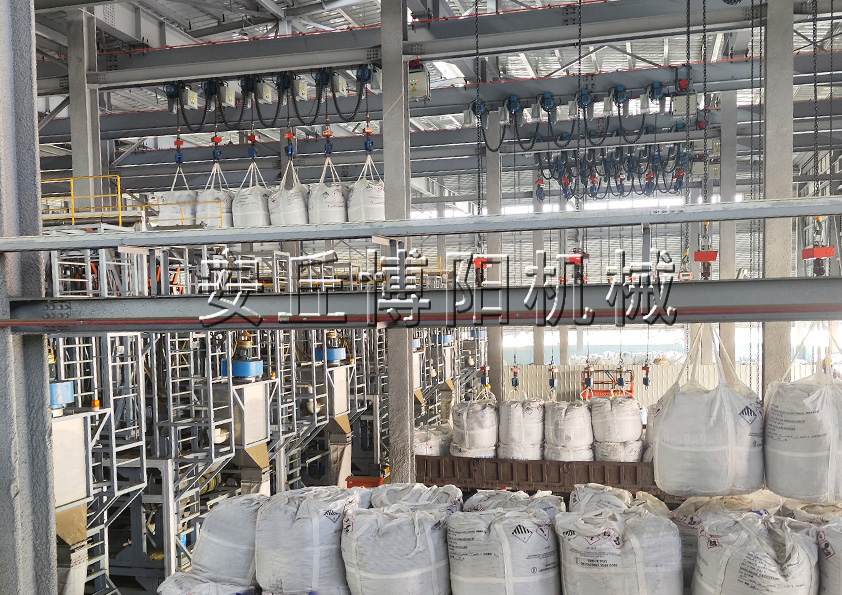 顆粒全自動(dòng)噸袋拆包機(jī)為什么備受粉料企業(yè)的喜愛(ài)？