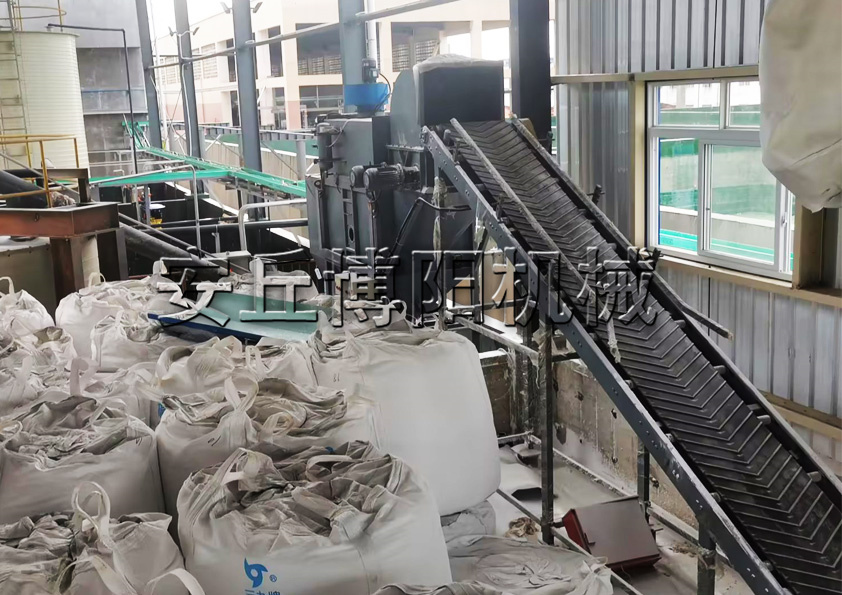 白土自動(dòng)拆包機(jī)的工作原理和特點(diǎn)是什么？