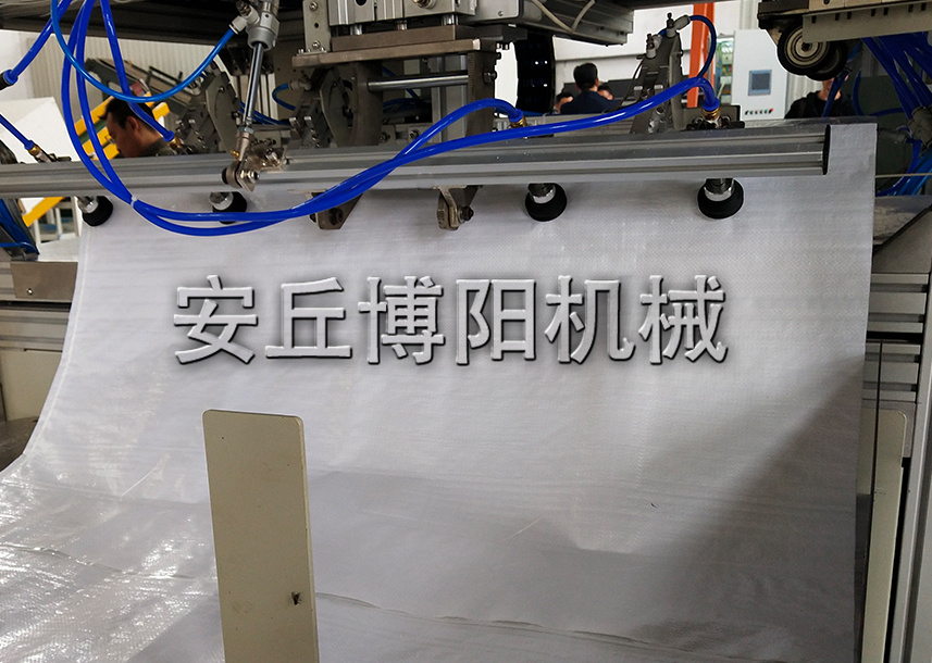 飼料原料全自動(dòng)包裝碼垛機(jī)的工作原理和特點(diǎn)是什么？