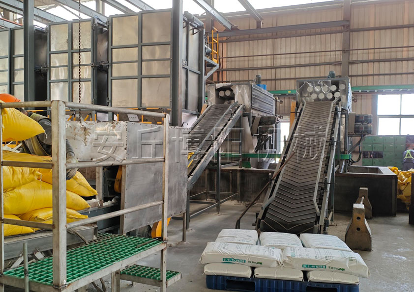 片堿自動拆袋機應用 堿粉自動拆包卸料機優(yōu)勢