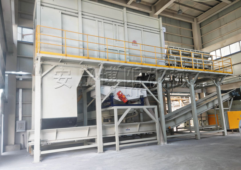 氧化鋁全自動(dòng)噸袋拆袋機(jī) 粉體全自動(dòng)噸袋拆包機(jī)現(xiàn)場(chǎng)