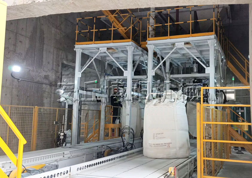 氧化鋁噸包定量包裝機(jī) 1噸粉料噸袋包裝機(jī)客戶(hù)現(xiàn)場(chǎng)